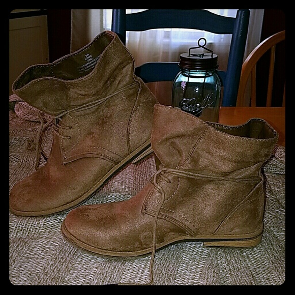 Slouch light taupe lace around boots sz8