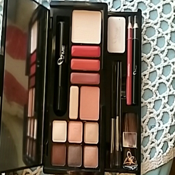 Makeover Essentials-Weekly Essentials Kit - Picture 2 of 2