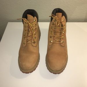 Women's classic timberland waterproof boots size 7