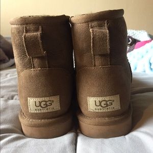 SALE! Classic mini uggs. chocolate brown. size 7!