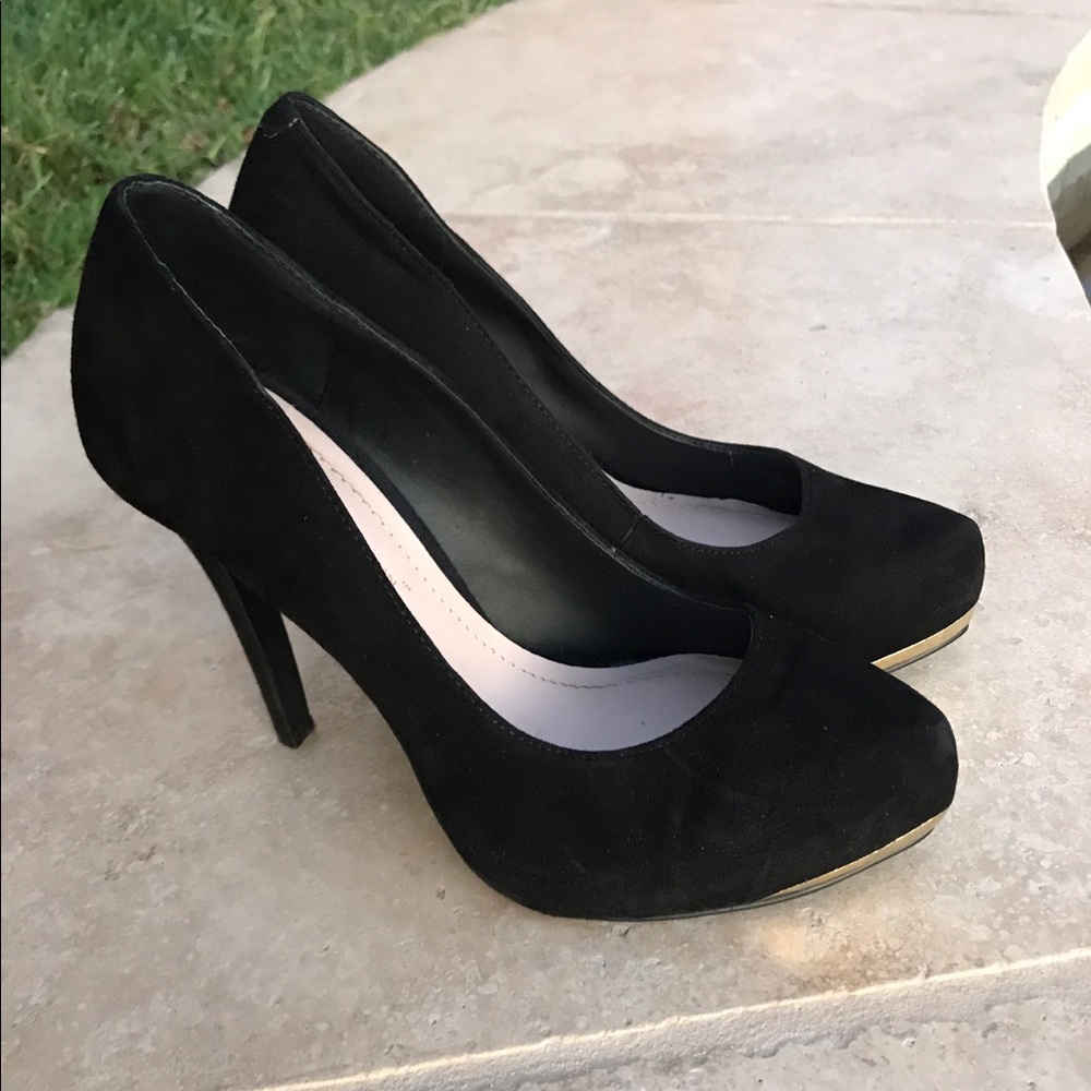 BCBG Gold Plated Toe Black Pumps