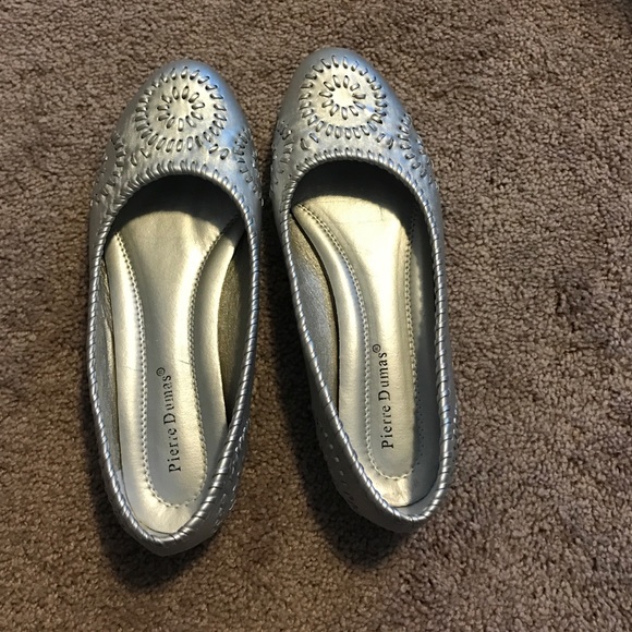 New Silver Pierre Dumas Flats Size 8.5