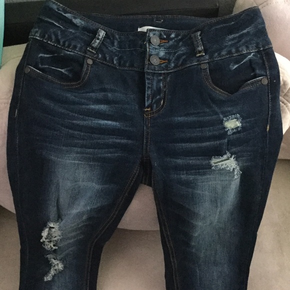 Skinny cropped or uncropped destroyed jeans