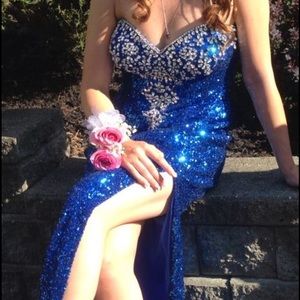🚨BIDS WELCOMED🚨Strapless blue sequence prom gown