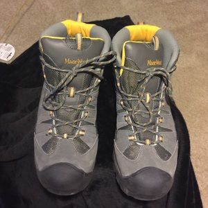 Main woods waterproof hiking/snow boots