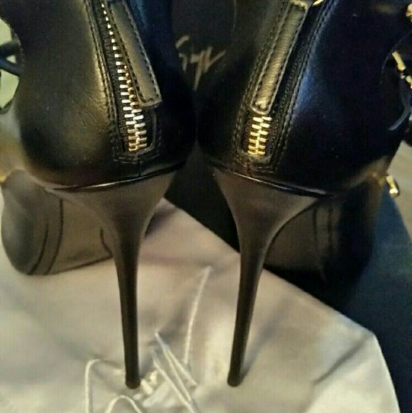 Giuseppe Zanotti "Coline" black leather pin strap - Picture 2 of 3