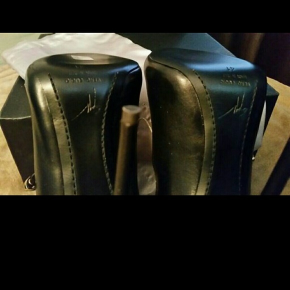 Giuseppe Zanotti "Coline" black leather pin strap - Picture 3 of 3