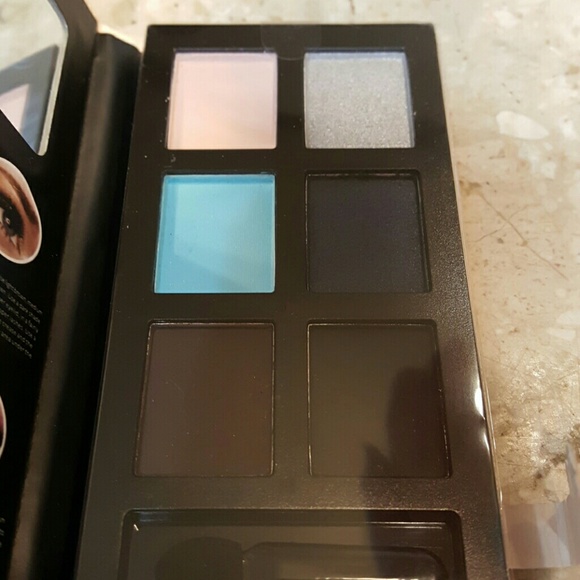 Lot of 4 Runway Glamour Eyeshadow Pallets - Picture 2 of 4