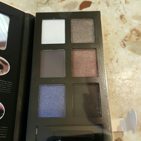 Lot of 4 Runway Glamour Eyeshadow Pallets - Picture 3 of 4