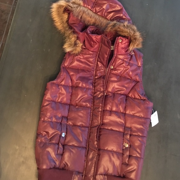 NWT Burgundy Hooded Puffer Vest w faux- fur trim