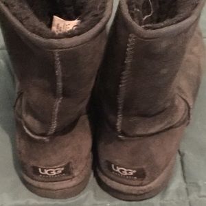 Short black Ugg boots