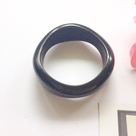 Vintage Mod Black Lucite Bangle Bracelet - Picture 2 of 3