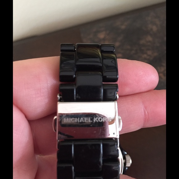 MICHAEL KORS QUARTS BLACK WATCH WITH SILVER DIAL - Picture 4 of 4