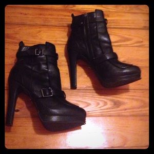 Simply Very by Vera Wang platform booties 👢👠