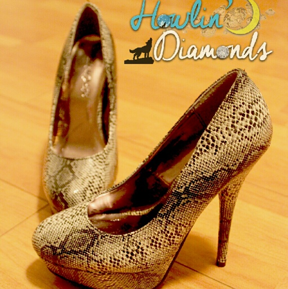 Snake skin stiletto platform pumps