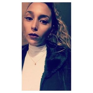 Meet your Posher, Moyra