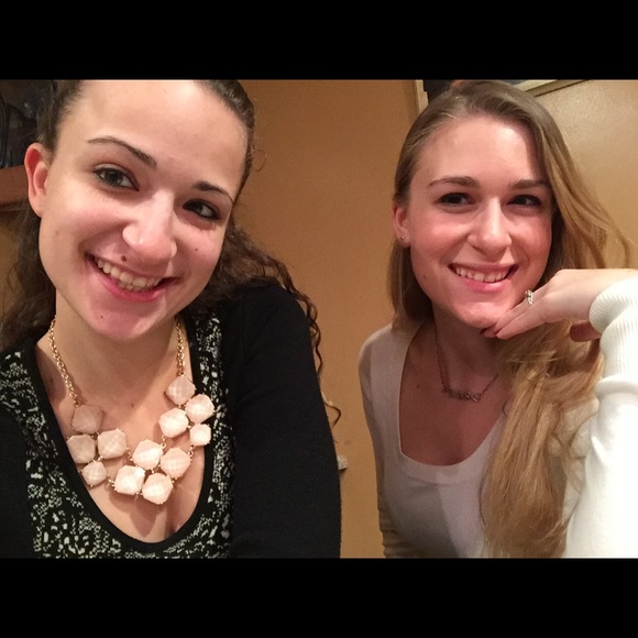 Meet your Posher, Amanda - Picture 2 of 4