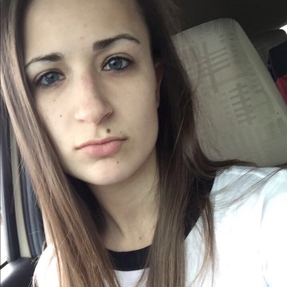 Meet your Posher, Amanda - Picture 3 of 4