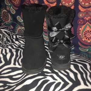 UGG Short Bailey Bow Black Suede
