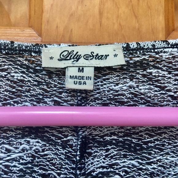 ❤️DONATED❤️ Black and White Top - Picture 2 of 4