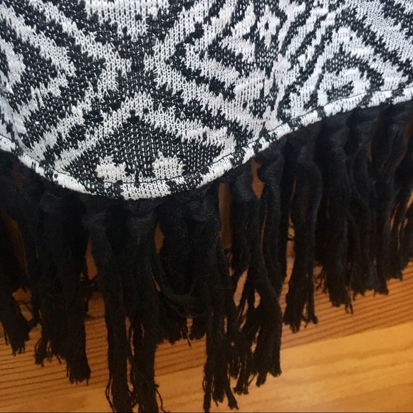 ❤️DONATED❤️ Black and White Top - Picture 3 of 4