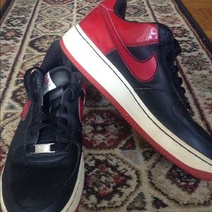 Black and red AF-1