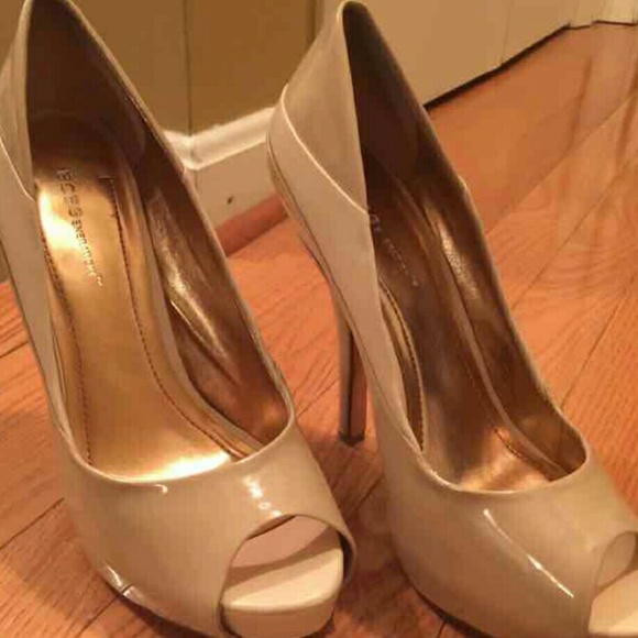 BCBGeneration Nude Heels. - Picture 3 of 4