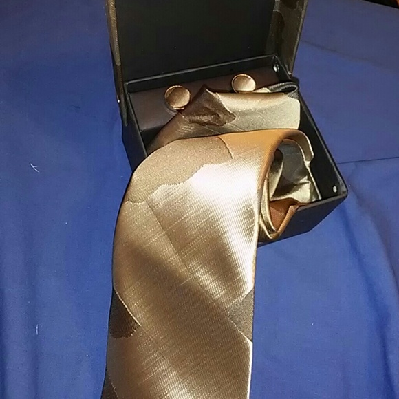 100 % silk tie ,hankie and cuff link set