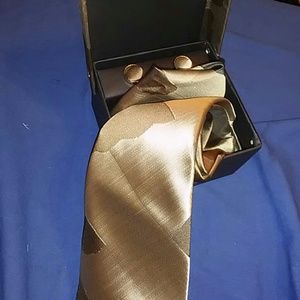 100 % silk tie ,hankie and cuff link set