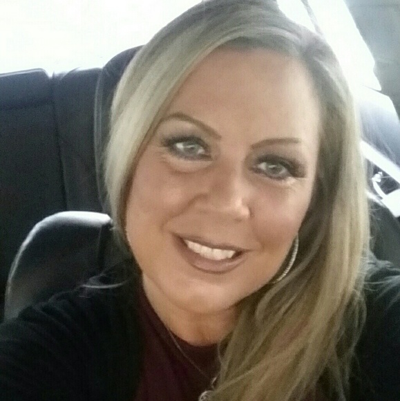 Meet your Posher, Laura - Picture 2 of 2