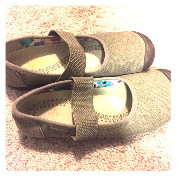 Size six Moss green Keens