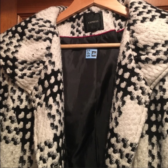 Beautiful express trench coat. - Picture 2 of 4