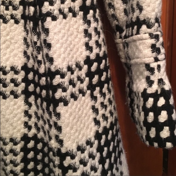 Beautiful express trench coat. - Picture 3 of 4