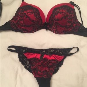 NWT Victoria's Secret Bombshell Panty Set 34A/SM