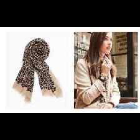 Stella & Dot. Park Slope Scarf - Exotic Leopard