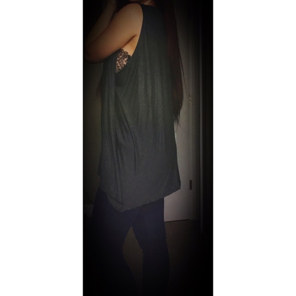 🔺PRICE DROP🔻Long grey sleeveless tank - Picture 3 of 4