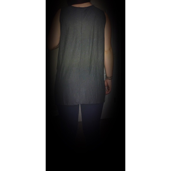 🔺PRICE DROP🔻Long grey sleeveless tank - Picture 4 of 4
