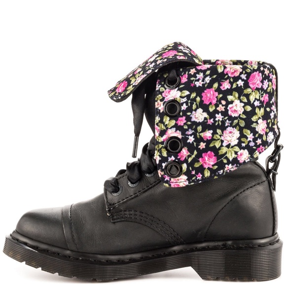 Soft, black leather Dr. Martens Triumph