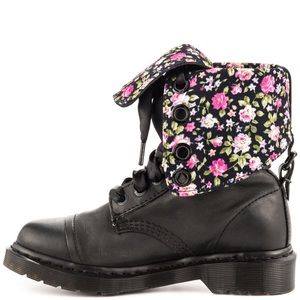 Soft, black leather Dr. Martens Triumph