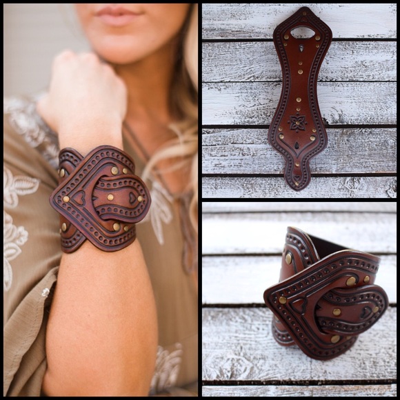 Overlap Saddle Leather Cuff - Picture 3 of 4