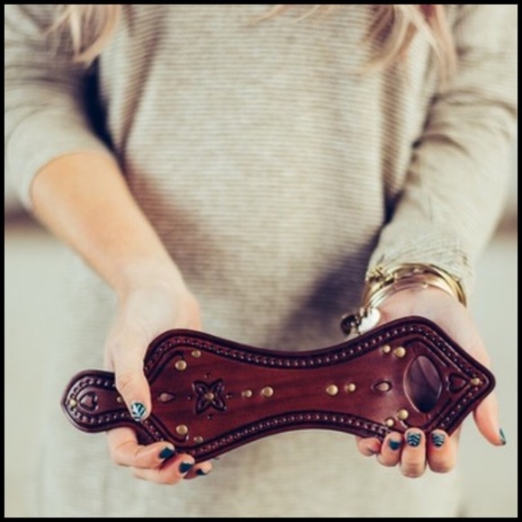 Overlap Saddle Leather Cuff - Picture 4 of 4