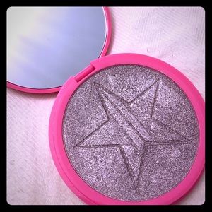 Jeffree Star skin frost in Lavender Snow