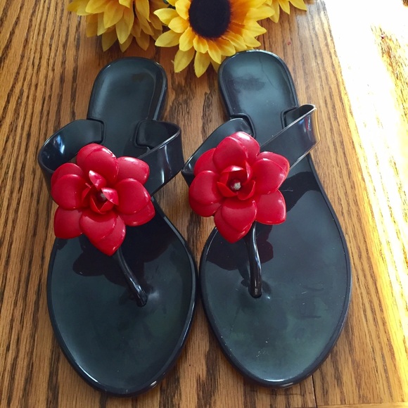 🌺 Shoes - 🆕 red flower jelly flip flops. Size 7-8
