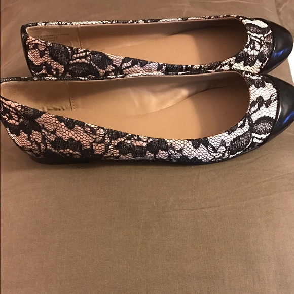 Ann Taylor black and pink lace flat. Size 5.5