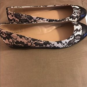 Ann Taylor black and pink lace flat. Size 5.5
