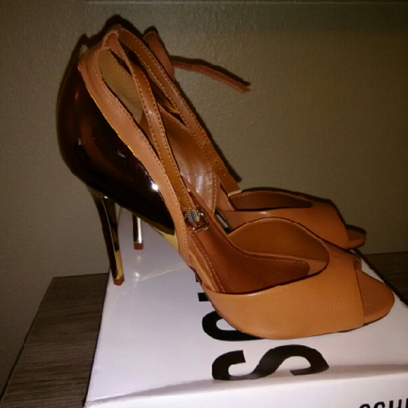 NIB Schutz Carolyn heels tan and gold size 8