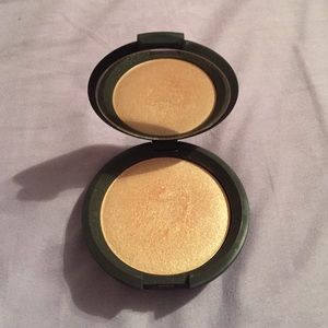 Becca cosmetics champagne pop highlighter