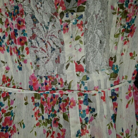 Sheer floral maternity top - Picture 3 of 3