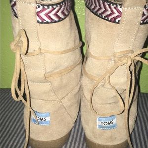Toms moccasin boots