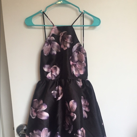 Beautiful dress!! - Picture 1 of 3